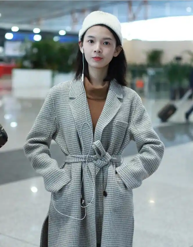 陈瑶身穿米色格子大衣内搭棕色毛衣现身机场 眼神清澈气质甜美