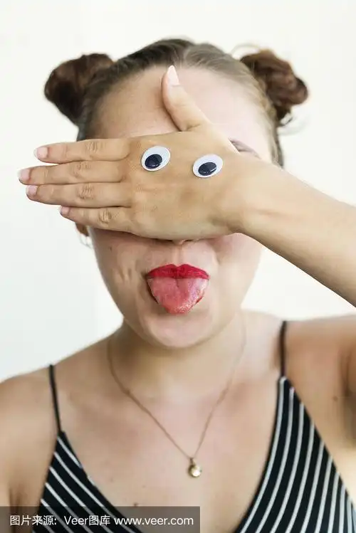 年轻的成年女子做鬼脸.