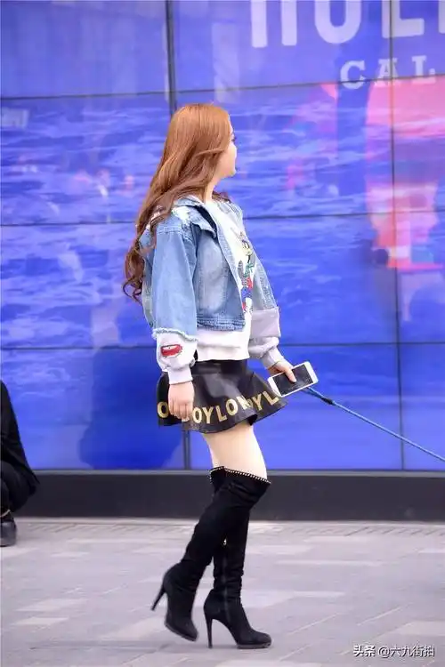 黑色过膝长靴搭配肉色丝袜,黑色百褶皮裙,很精致的穿搭_美女_风格