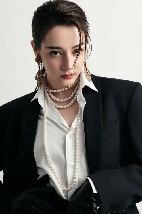 迪丽热巴最新拍摄的这组大片,散发着自信的迷人魅力