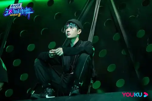 王一博这就是街舞3微电影剧照剧照,蓝绿脏辫也太酷了吧!