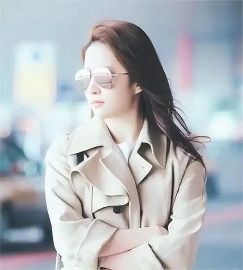 刘亦菲早年的穿搭审美走的是"奶奶风",款式土不说,配色也非常灾难