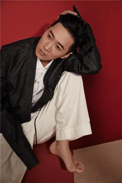 王宁漠系列写真惊艳曝光喜剧之外放任生长