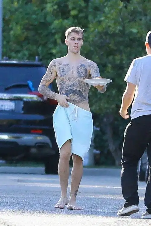 放飞自我?比伯光膀子打赤脚单手托盘,大短裤"摇摇欲坠"忙拉拽