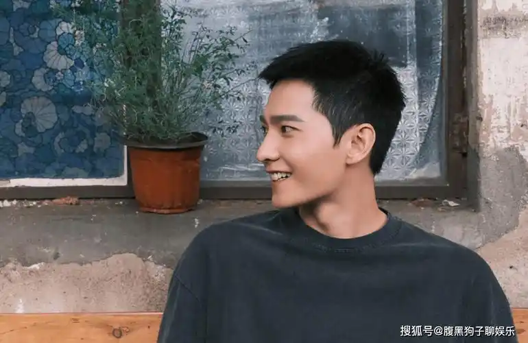 随即,有脱粉杨洋的粉丝放出了乔新小号此前删除的内容,这些内容记录了