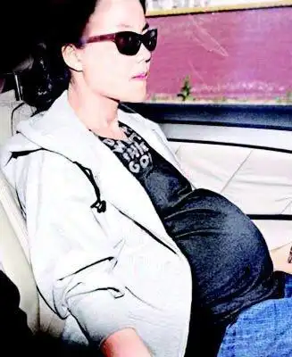 天后王菲的大肚照好夸张啊