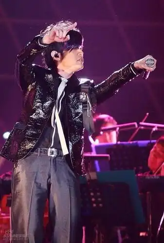 图文:周杰伦北京开唱-领唱奥运歌