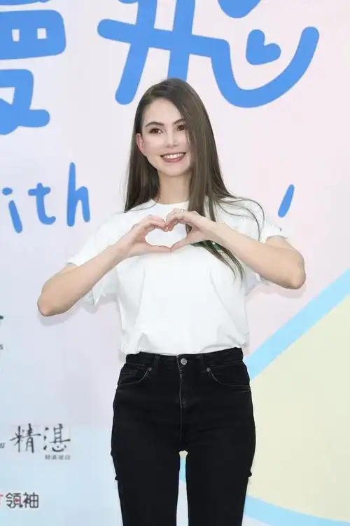 昆凌现身公益发布会被媒体围追堵截追问陈建州大牙事件真相