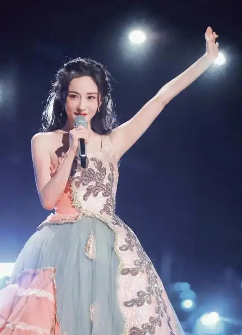 央视跨年收视率稳居第一,湖南卫视主持人阵容大变样,谢娜成歌手