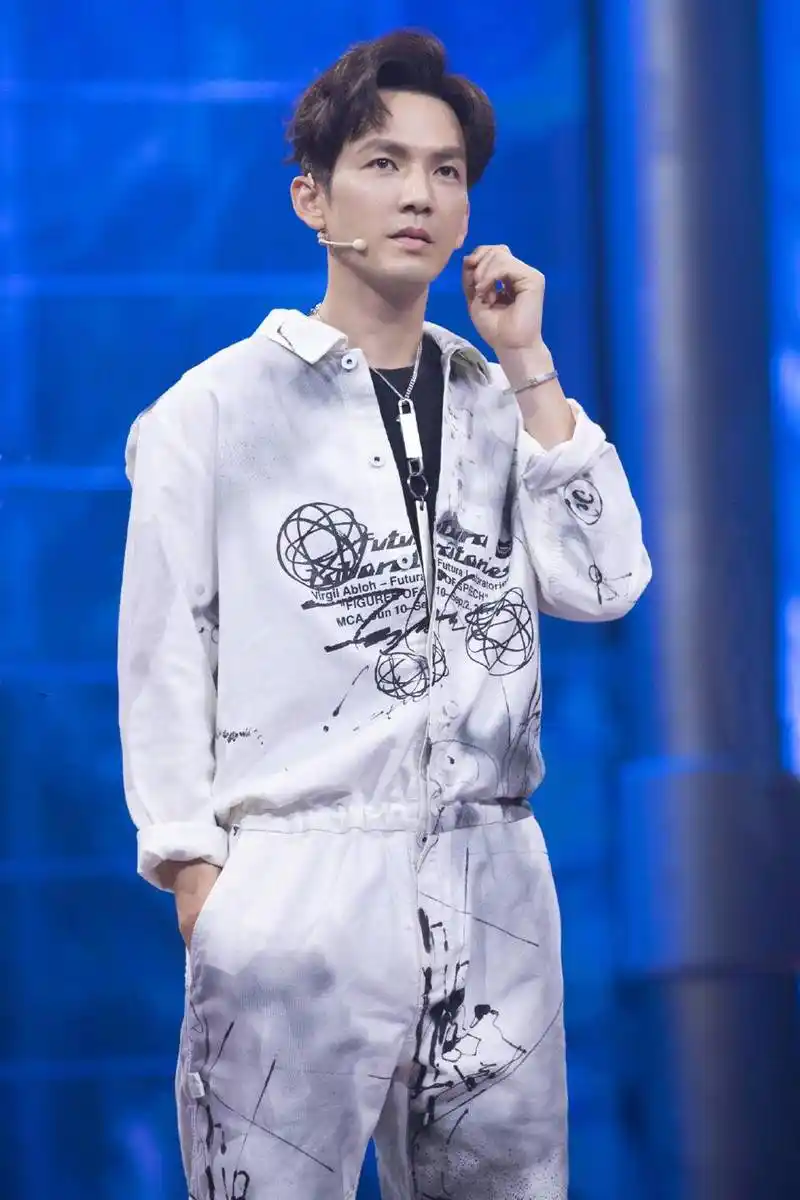 奔五钟汉良仍是万人迷打扮潮流尽显少年感留清爽短发更英俊了