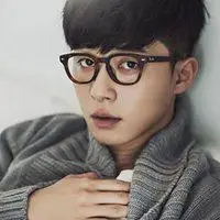 温文儒雅眼镜帅哥头像图片_微信头像图片大全