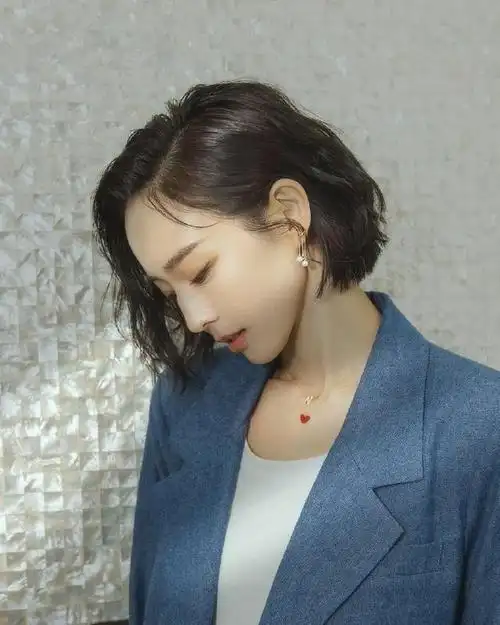 张钧甯牛仔蓝西装配短发干练优雅 侧颜露精致下颌线