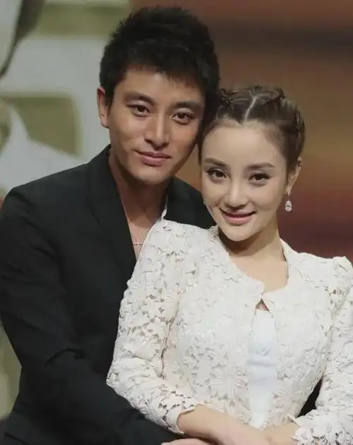 贾乃亮新恋情疑曝光夜会美女举止亲密与李小璐复婚无望