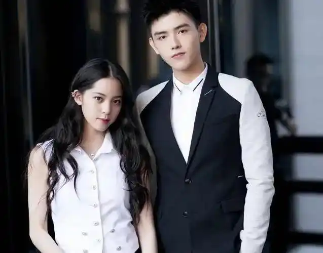 有人爆料:陈飞宇已经有女朋友了,已经交往三年多了,还发出了两人的床