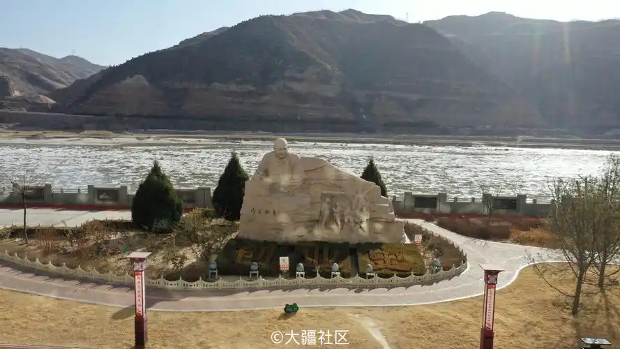 吴堡文化广场中的柳青像与创业史