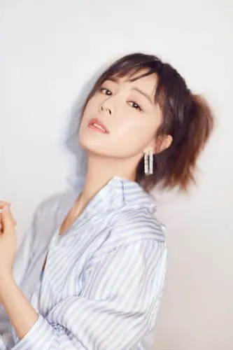 张静初最新电影感写真双重风格绽放无限魅力