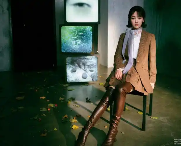 穿漆皮长靴显出"电杆腿",网友:终于下百斤|杨紫|漆皮|电杆_新浪新闻