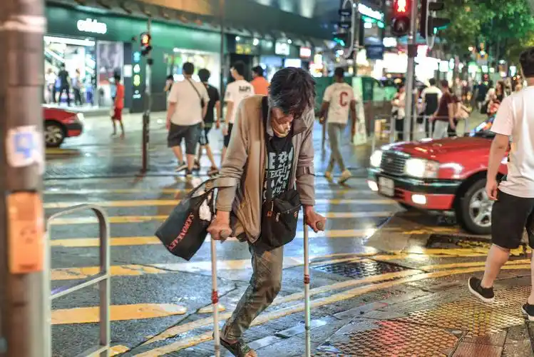 过斑马线的独腿男人 - 人物类-摄影大赛2016 - 国家地理中文网