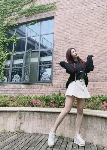 前火箭少女张紫宁单飞发展风格大变烂边西装开敞篷车酷帅前卫