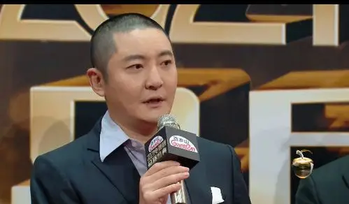 郭京飞寸头造型# 电视剧品质盛典正在进行. 来自八哥 - 微博