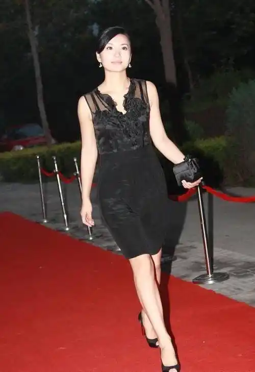 原创陈好的优雅是与生俱来的身穿黑色透视衬衫也不庸俗反而很高雅