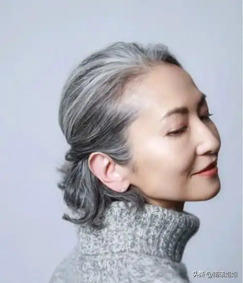 看了刘雪华,叶倩文的老年状态我悟了:白发不染,一身素净更优雅|发型