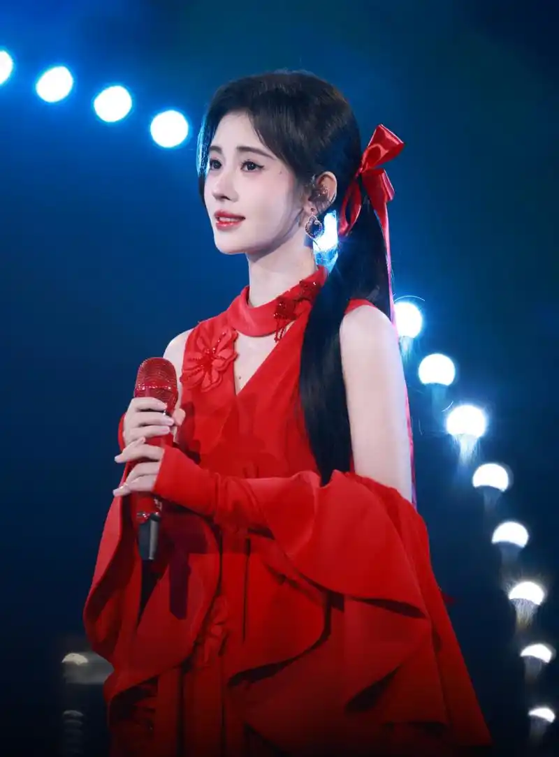 鞠婧祎穿红裙好美,温婉灵动,美艳绝伦!