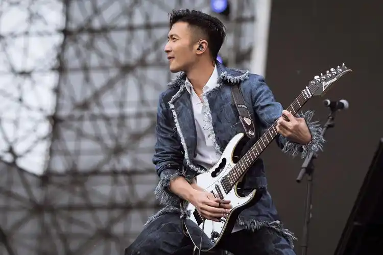 歌手谢霆锋   在现场演唱了代表作《玉蝴蝶》,《因为爱所以爱》