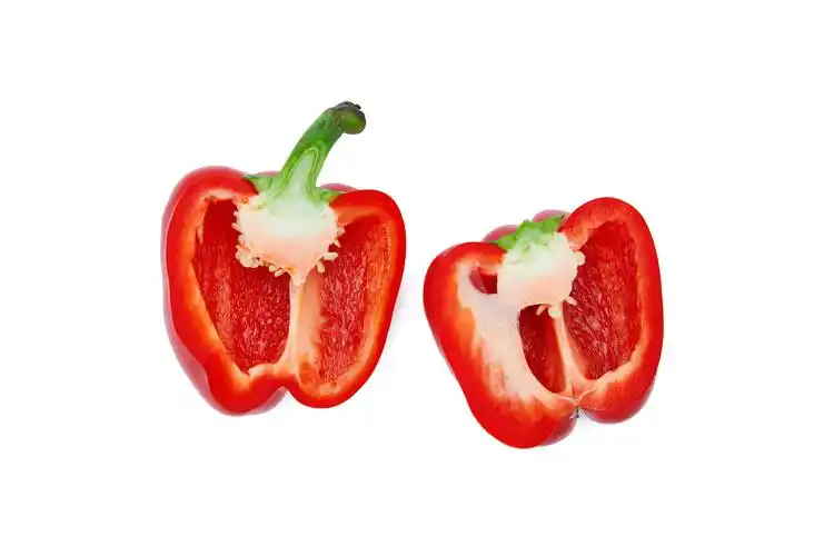 白底蔬菜一半红椒切开红椒红椒彩椒菜椒