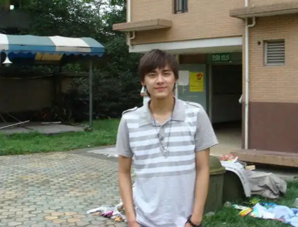 李易峰1987年5月4日出生于四川成都,毕业于四川师范大学电影电视学院.