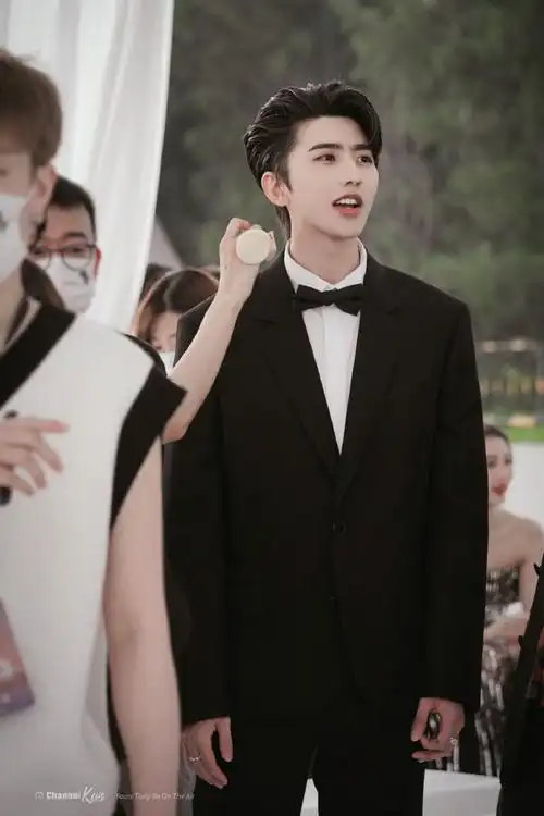 蔡徐坤撩头发摸下巴##蔡徐坤