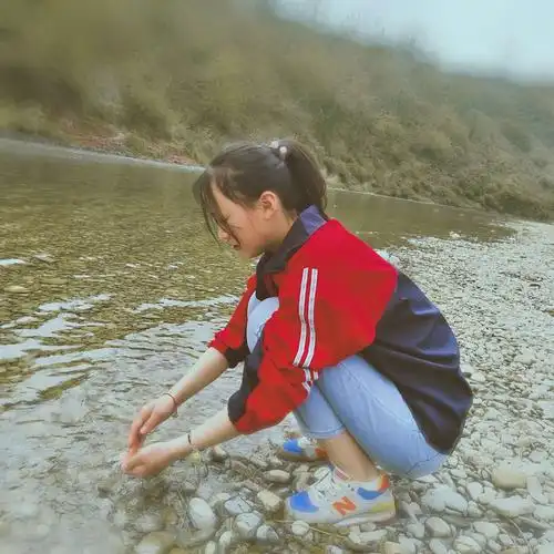 哇,那有个小姐姐在玩水啊