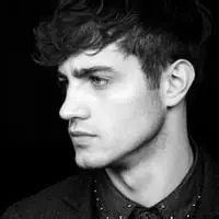 冷酷的侧脸男人_欧美黑白头像图片_扣扣居