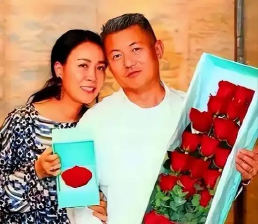 与高峰同居10年,还为他生儿子的那英,为何转身嫁给了孟桐?