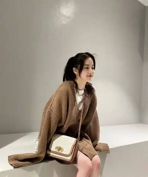 原创欧阳娜娜的校园风穿搭火了学生党照着学时尚百搭易上手