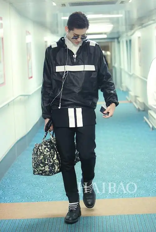 华语明星奔赴纽约街拍特辑:比穿搭比细节,谁最吸睛