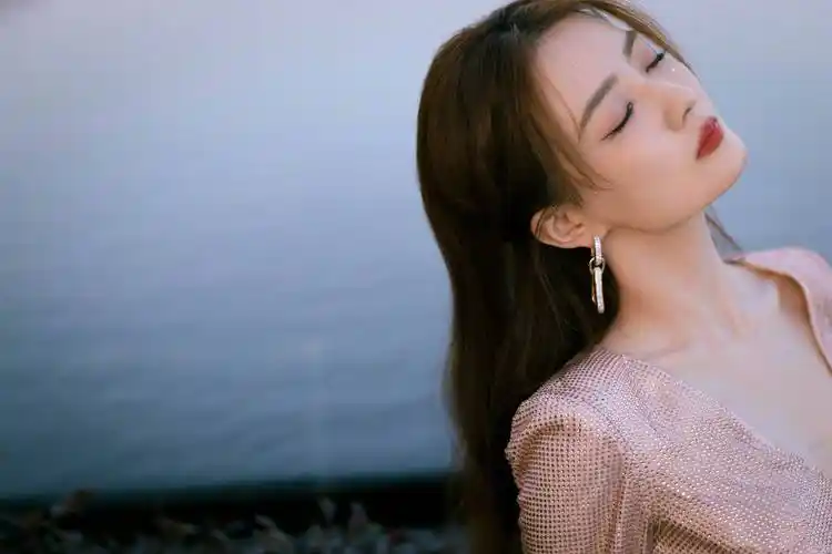 徐璐"露背鱼尾裙":宛若"美人鱼",时尚撩人