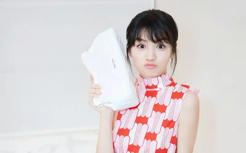 演员春夏活动俏皮图片桌面壁纸