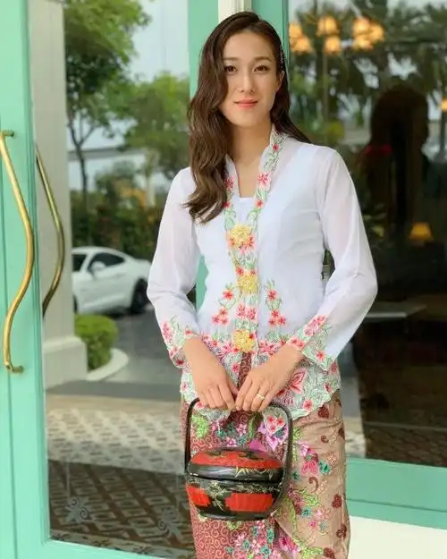 穿上马来西亚民族服装 钟嘉欣惊艳全场