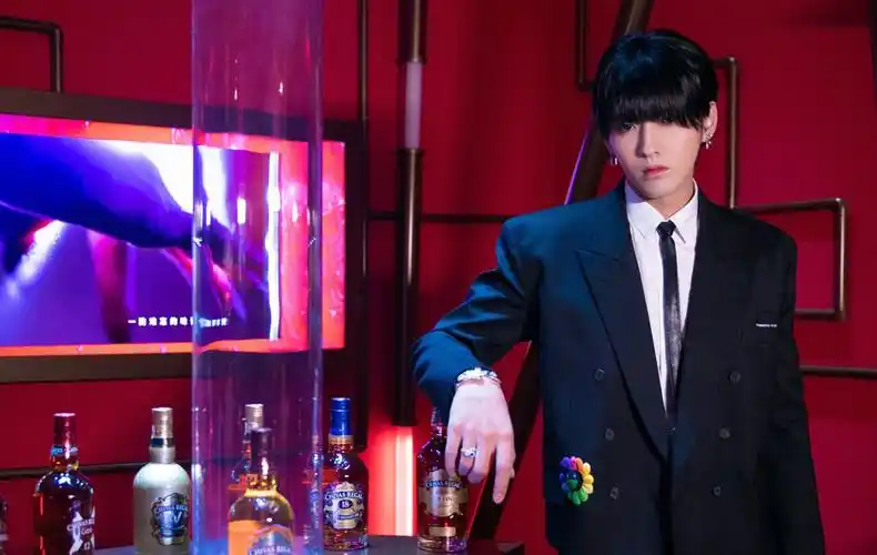 吴亦凡齐刘海锅盖头帅气图片