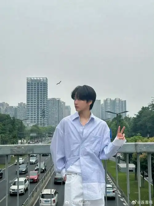 今天是模特@连淮伟 衬衫微敞搭配上简约的领带