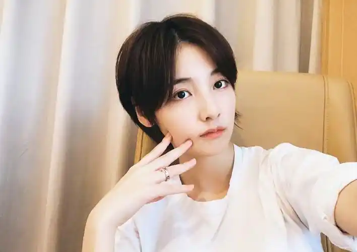 赵粤甜美俏皮自拍图片