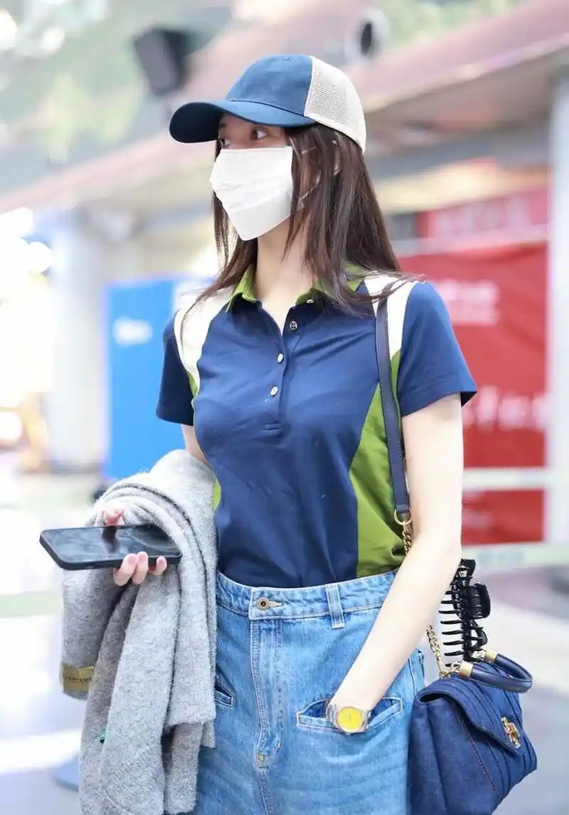 宋妍霏机场街拍,棒球帽搭polo衫 牛仔裤,时髦简约靓丽秀气