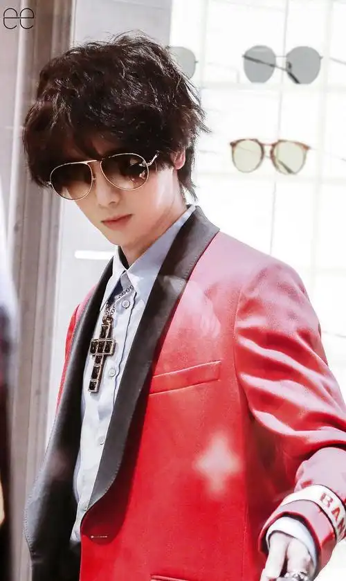 华晨宇:戴上眼镜也封印不了的神仙颜值