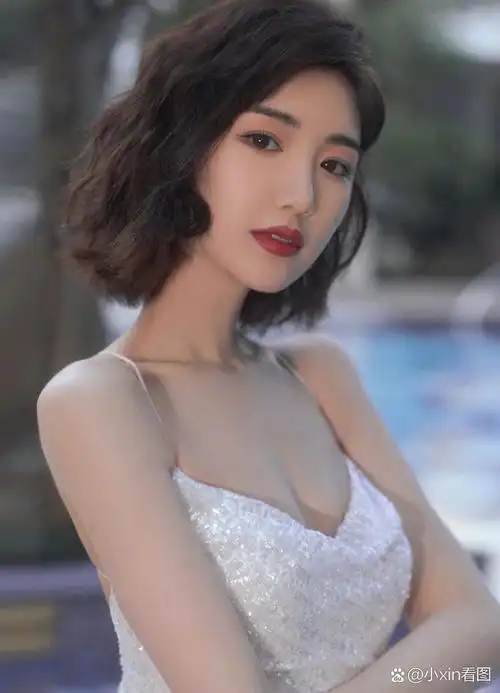 毛晓彤又细又圆的身材魅力无穷,丰满圆臀,修长苗条,这就是她完美比例