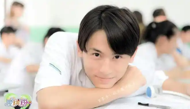 张哲瀚再受争议旧照被网友翻出造型成讨论焦点