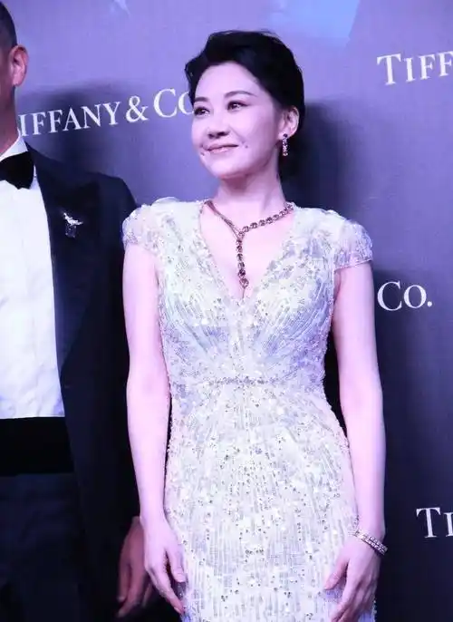 原创许晴怎么做到逆生长的穿银色连衣裙身材紧致哪像69年的人