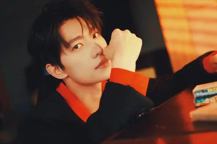 杨洋穿红色衬衫复古成熟梳三七分发型帅气十足