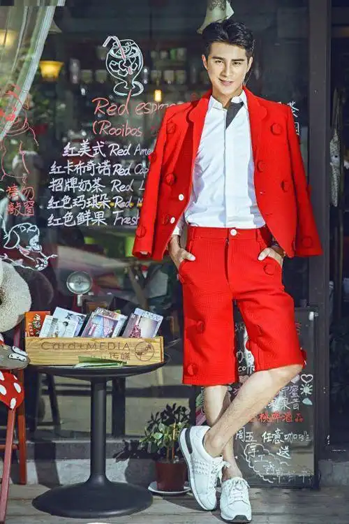 姜潮最新写真曝光一身红装魅力尽显