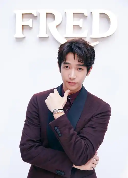 刘以豪亮相高级珠宝活动酒红西装极致典雅华贵